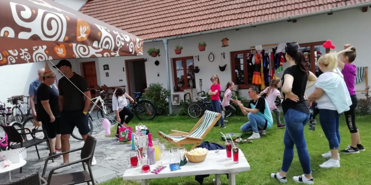 Penzion A Hospoda Na Statku Hluboká nad Vltavou Zewnętrze zdjęcie