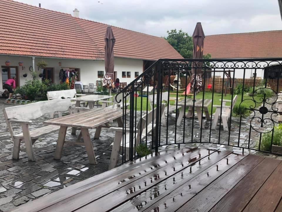 Penzion A Hospoda Na Statku Hluboká nad Vltavou Zewnętrze zdjęcie
